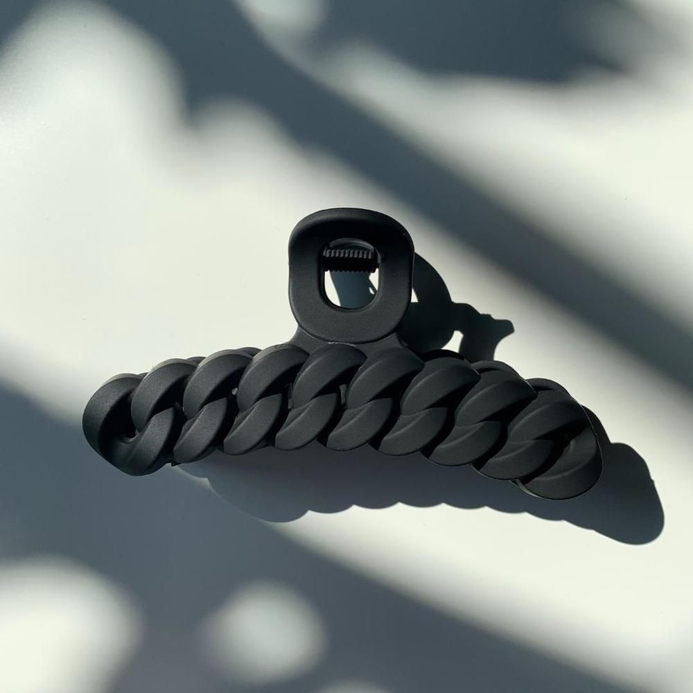 Velvet Claws Hair Clip | The Chain in Black